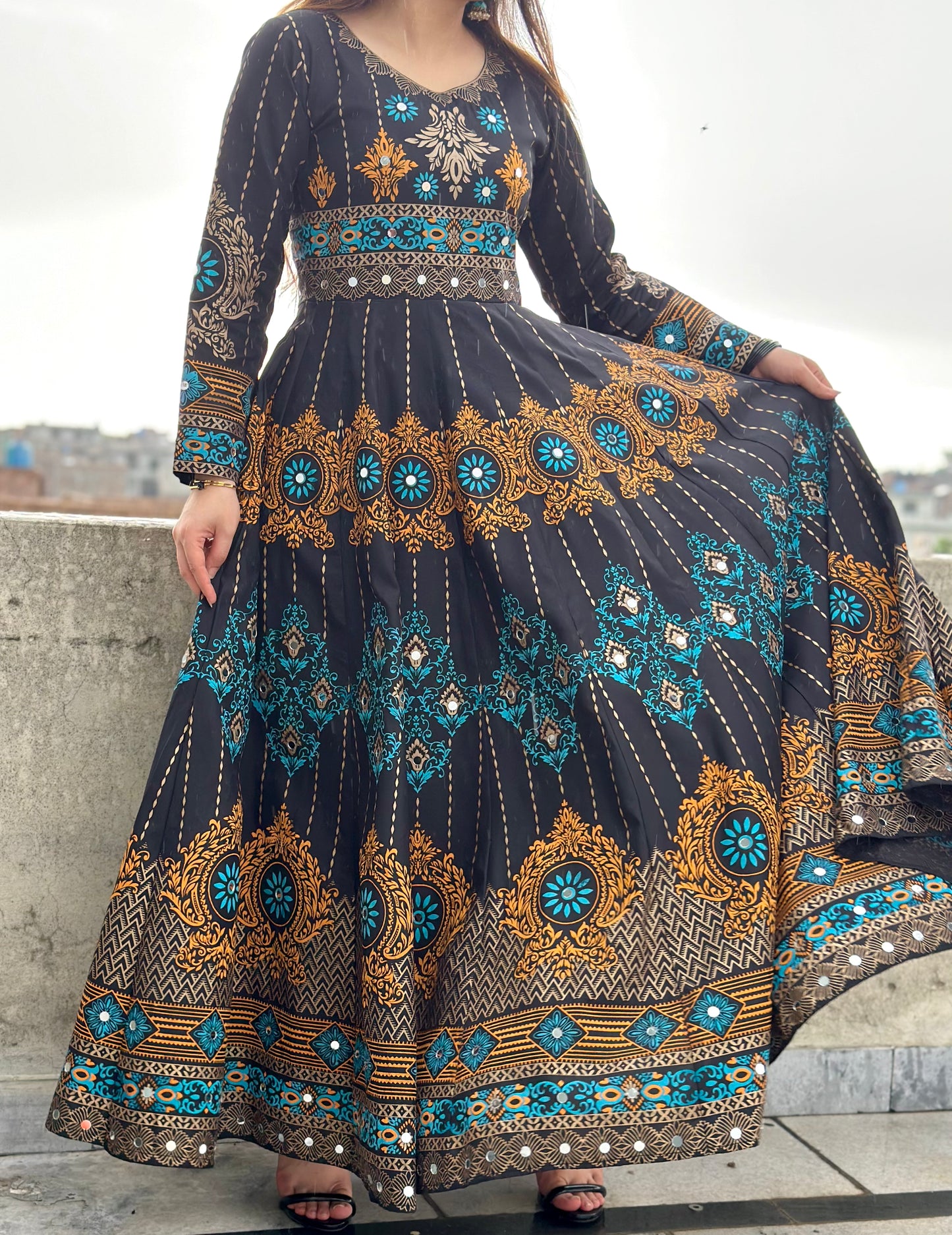 "GUL NAAZ" maxi in black