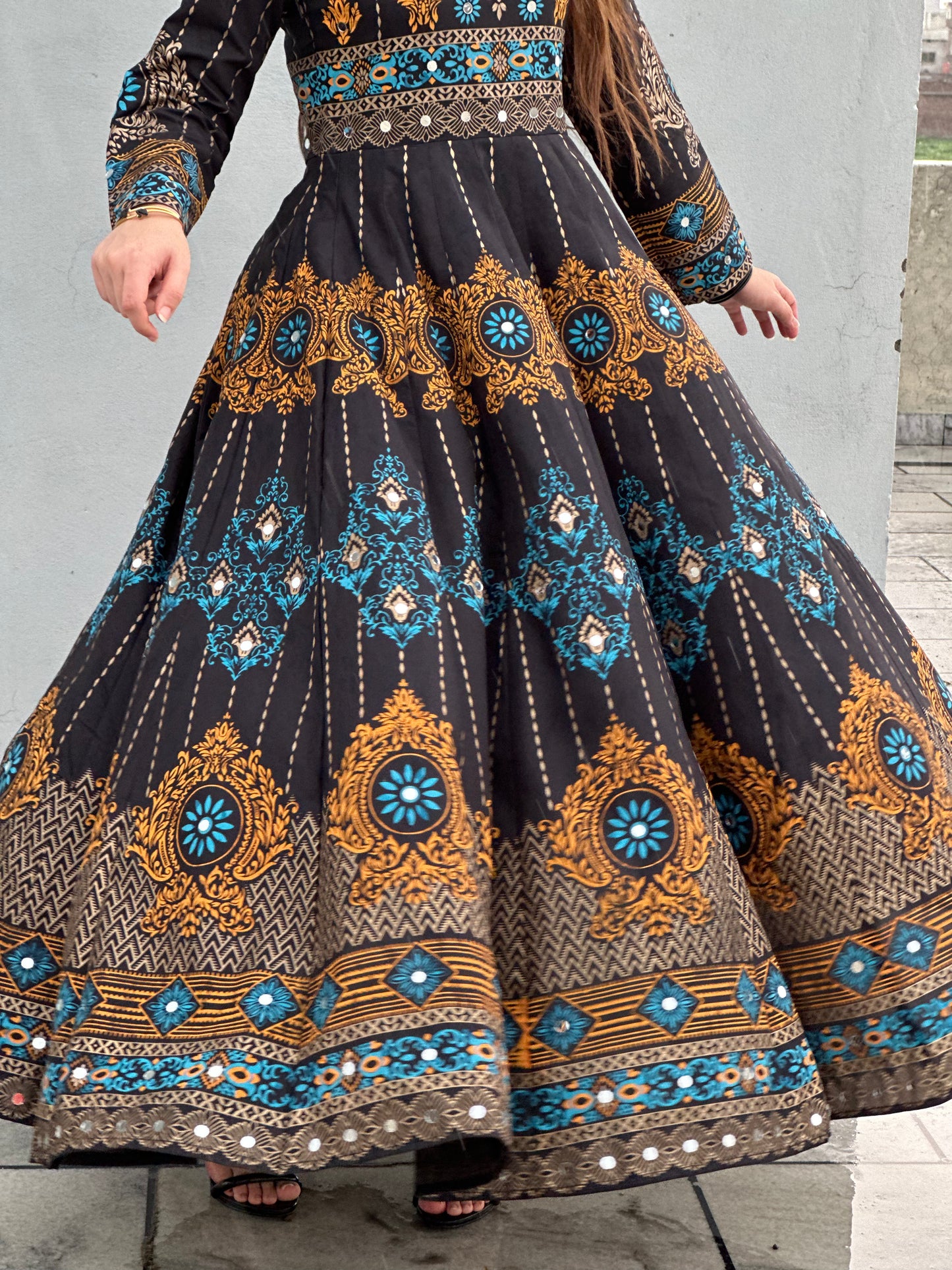"GUL NAAZ" maxi in black