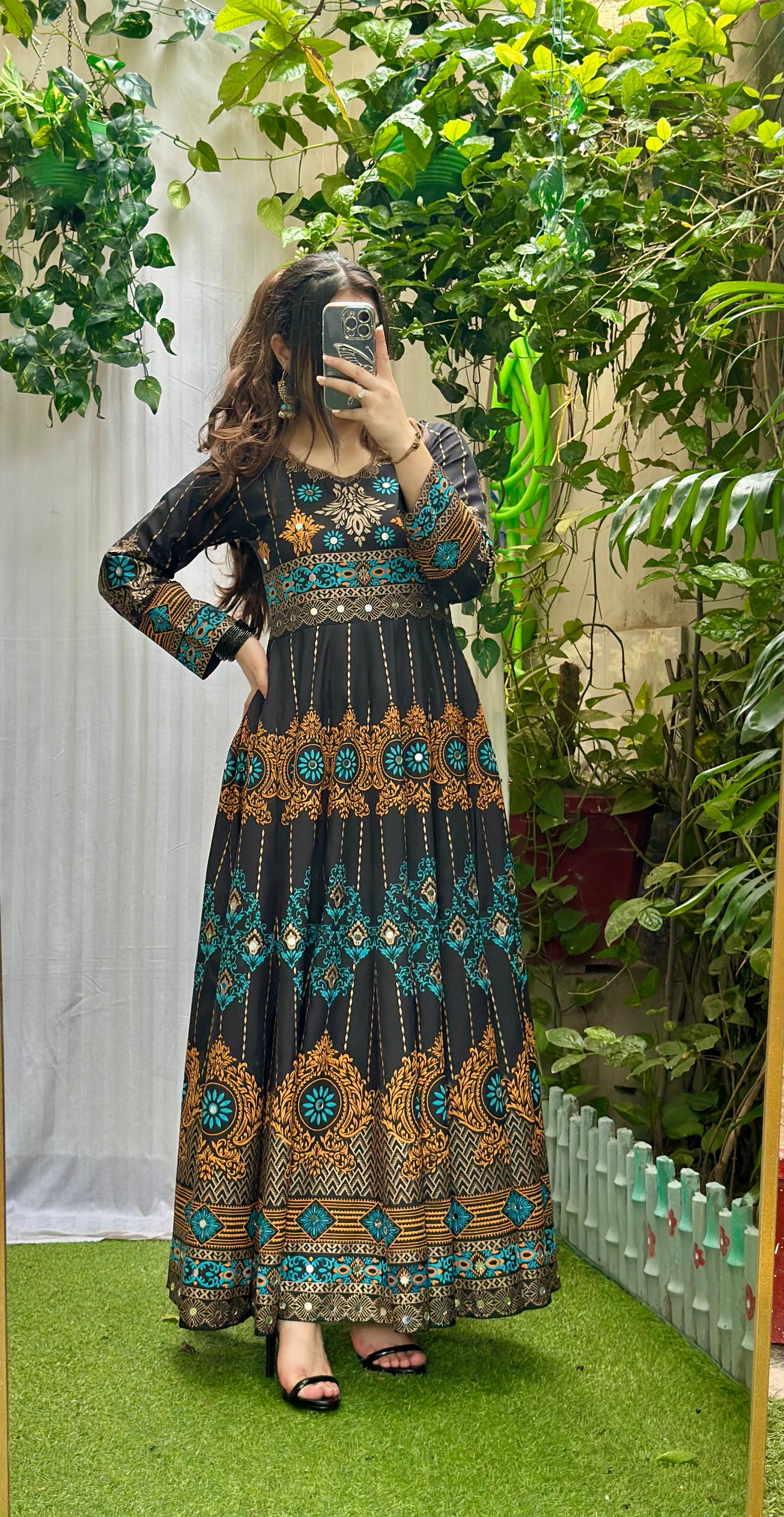 "GUL NAAZ" maxi in black