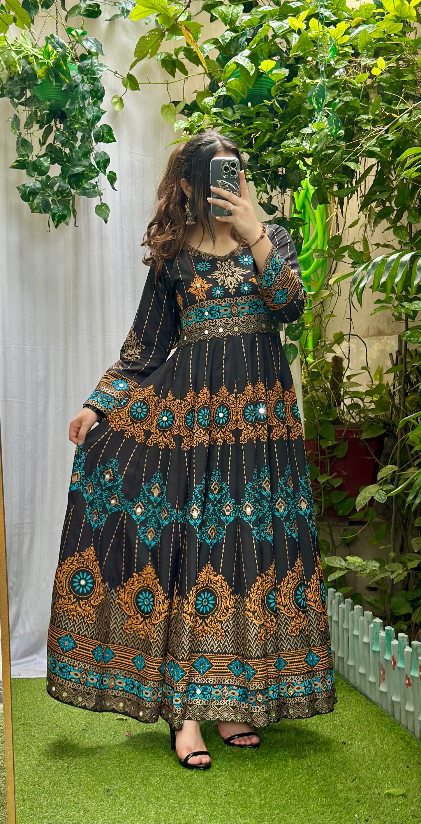 "GUL NAAZ" maxi in black