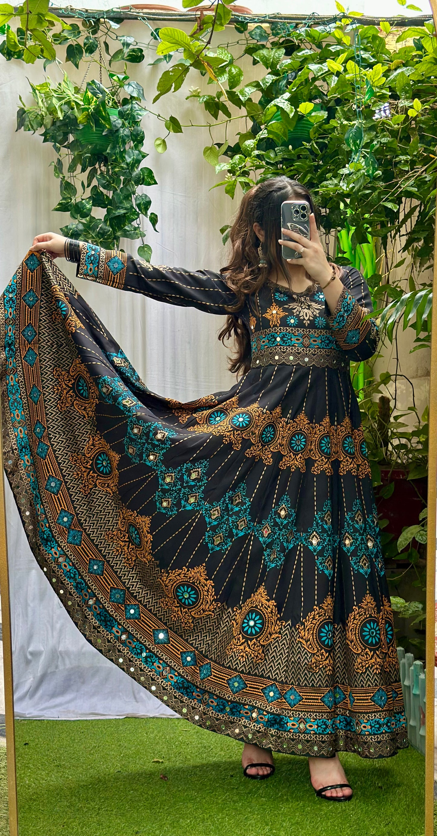 "GUL NAAZ" maxi in black