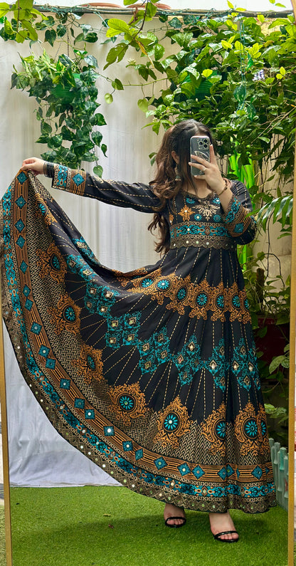 "GUL NAAZ" maxi in black