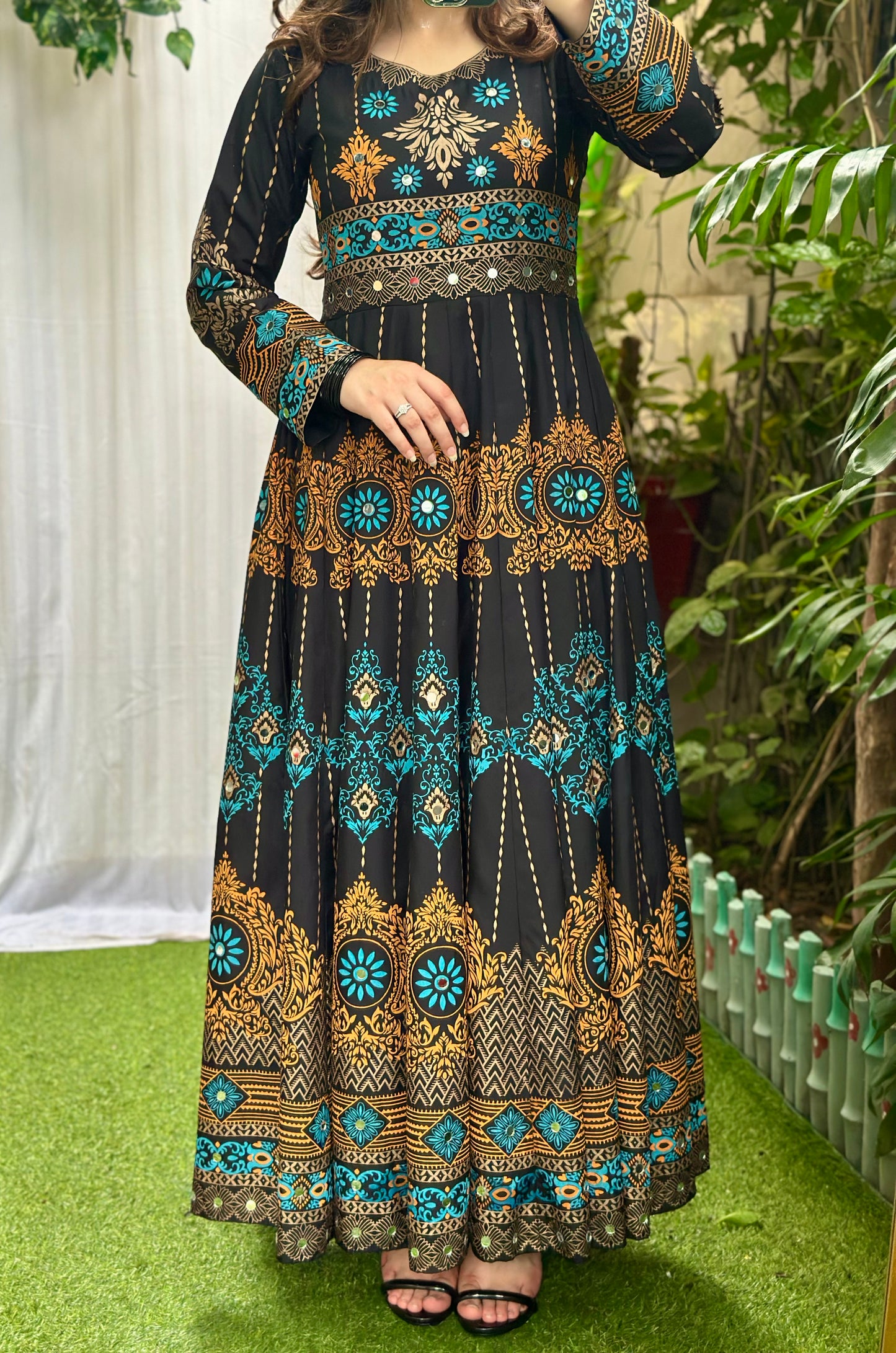 "GUL NAAZ" maxi in black