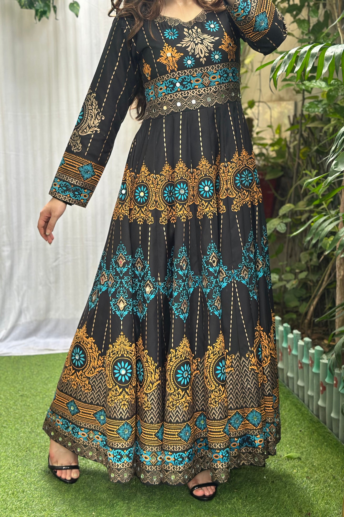 "GUL NAAZ" maxi in black